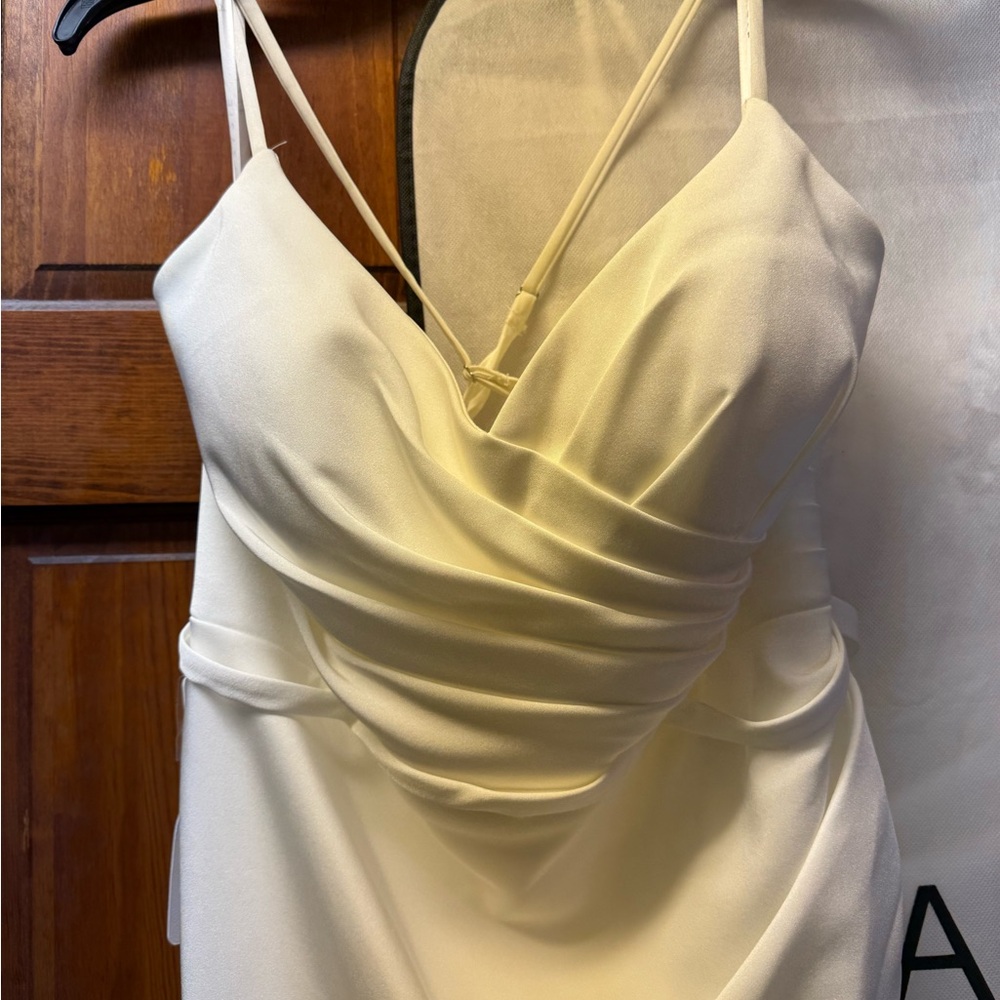 Elegant White Sleeveless Dress - Picture 2 of 6